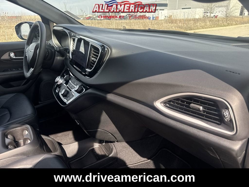 2025 Chrysler Pacifica Select