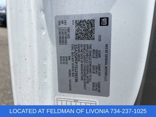2025 Chevrolet Express Passenger 1LT