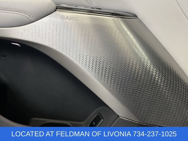 2024 Cadillac LYRIQ Luxury 2