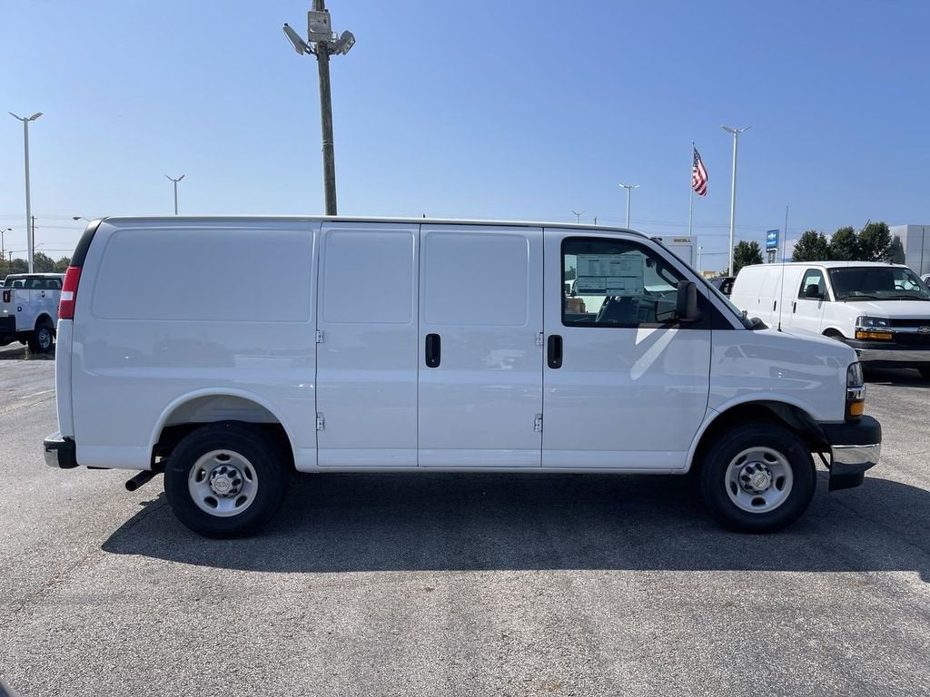 2025 Chevrolet Express Cargo WT